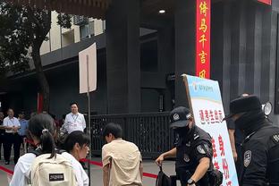 老库不在老炮上！库里因脚踝扭伤缺阵 保罗今日顶替其首发出场